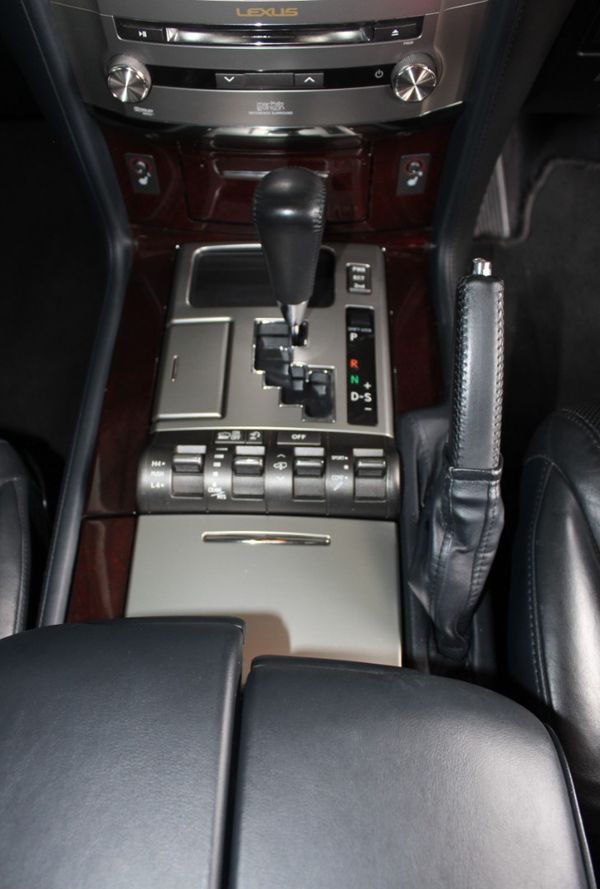 2014-Lexus-LX-570-SE-Auto image:17