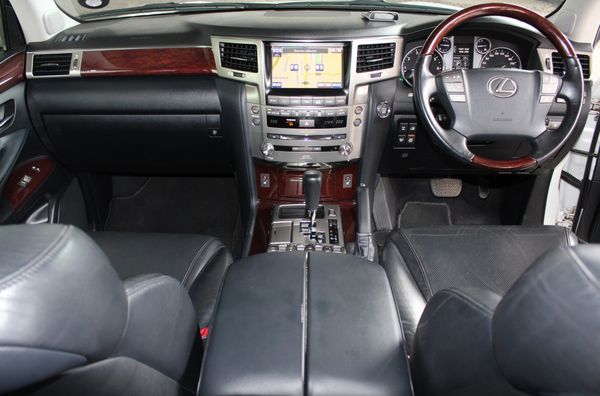 2014-Lexus-LX-570-SE-Auto image:20