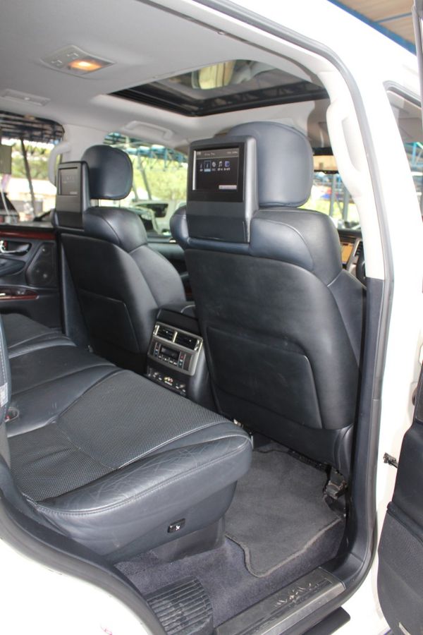 2014-Lexus-LX-570-SE-Auto image:23