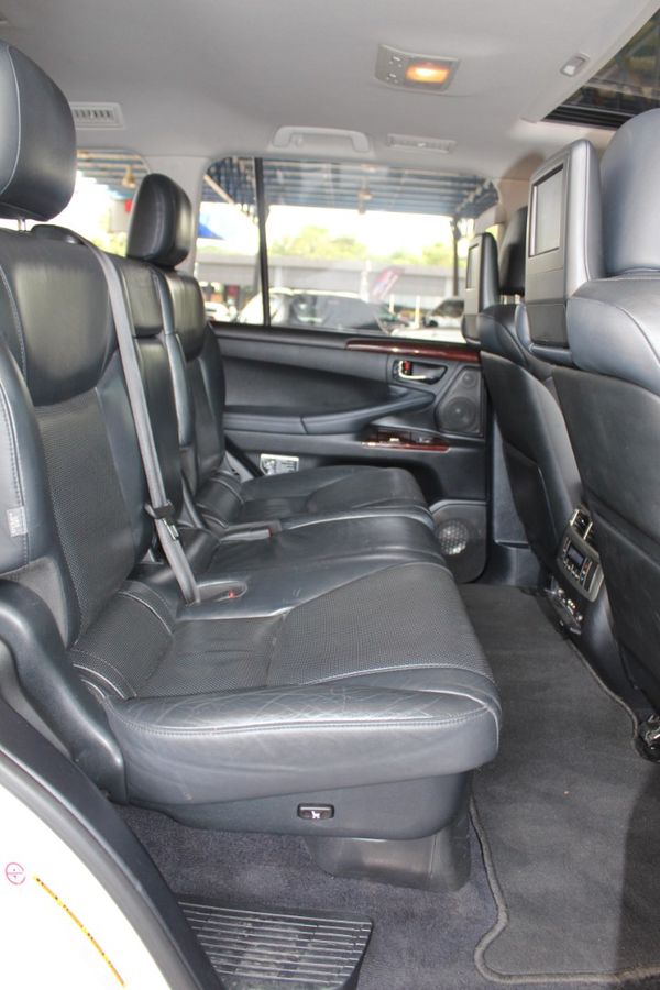 2014-Lexus-LX-570-SE-Auto image:24