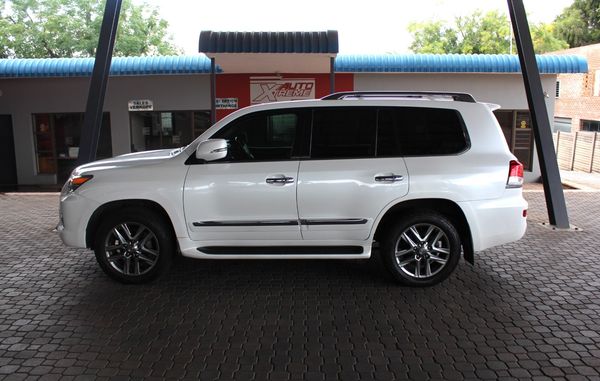 2014-Lexus-LX-570-SE-Auto image:3