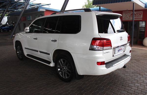 2014-Lexus-LX-570-SE-Auto image:4