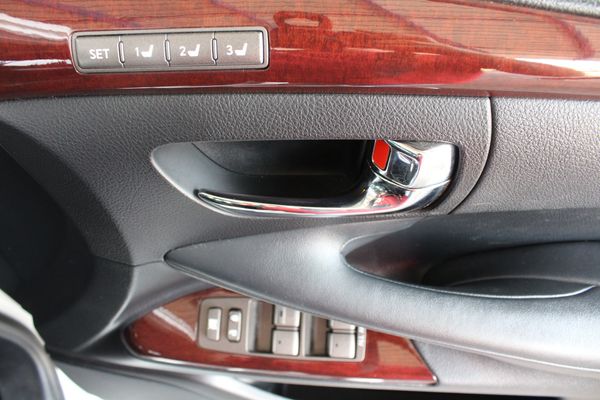 2014-Lexus-LX-570-SE-Auto image:8