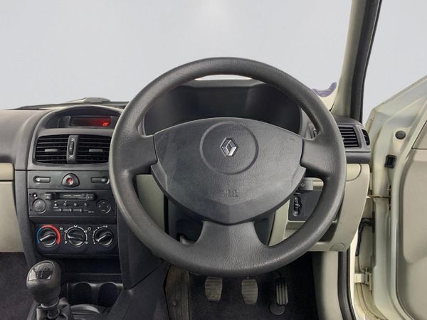 2002-Renault-Clio-14-Expression image:9