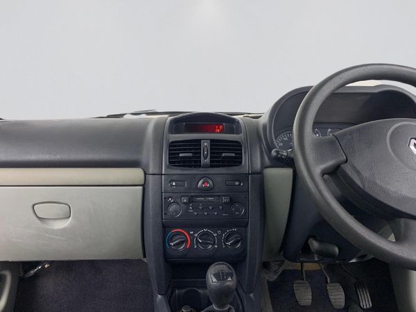 2002-Renault-Clio-14-Expression image:10