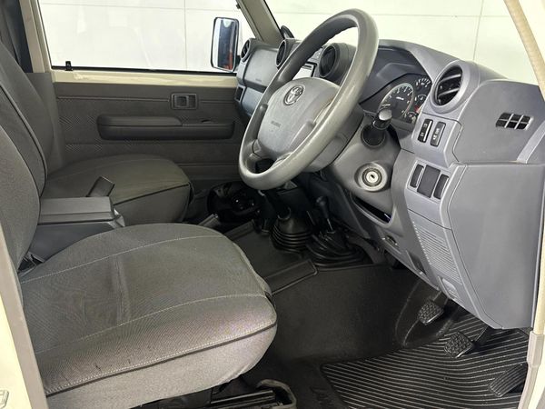 2014-Toyota-Land-Cruiser-76-45-D-V8-Station-Wagon image:9