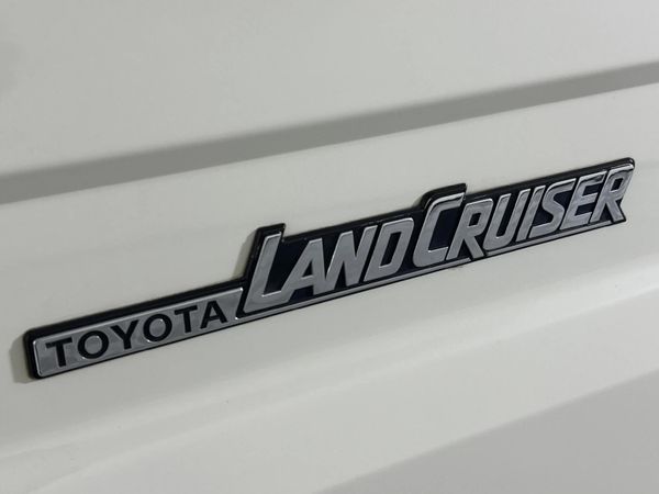 2014-Toyota-Land-Cruiser-76-45-D-V8-Station-Wagon image:11