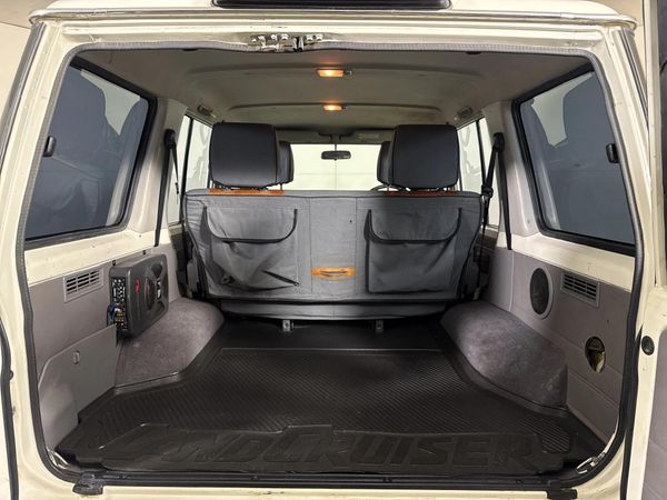 2014-Toyota-Land-Cruiser-76-45-D-V8-Station-Wagon image:14