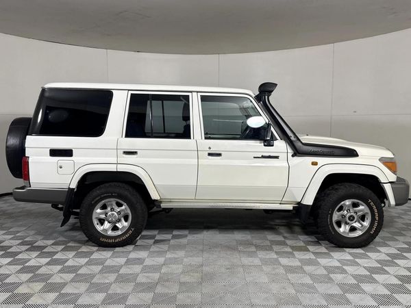 2014-Toyota-Land-Cruiser-76-45-D-V8-Station-Wagon image:17