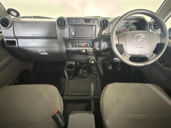 2014-Toyota-Land-Cruiser-76-45-D-V8-Station-Wagon image:1