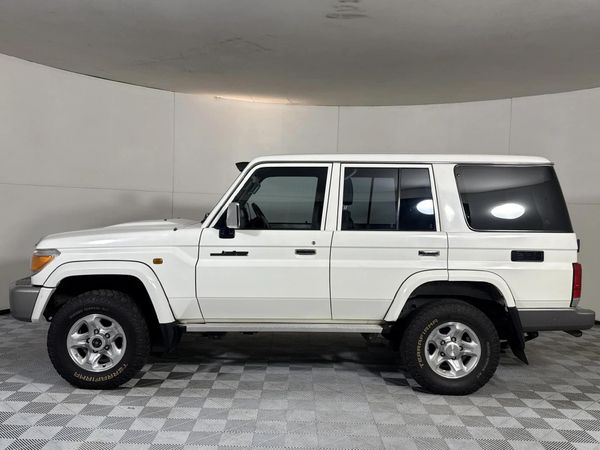 2014-Toyota-Land-Cruiser-76-45-D-V8-Station-Wagon image:19
