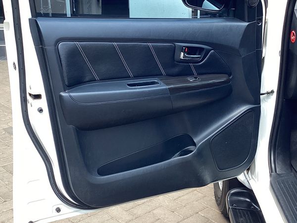 2014-Toyota-Fortuner-30-D-4D-Raised-Body image:16