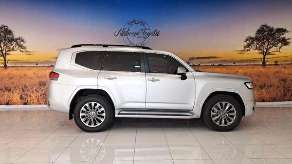 2022-Toyota-Land-Cruiser-300-V6-35-T-ZX image:3