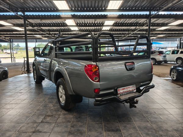 2009-Mitsubishi-Triton-32-DI-D-ClubCab-4x4-Single-Cab image:4