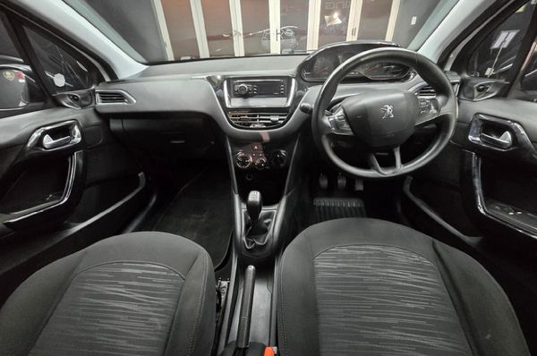 2014-Peugeot-208-12-VTi-Access-5-dr image:3