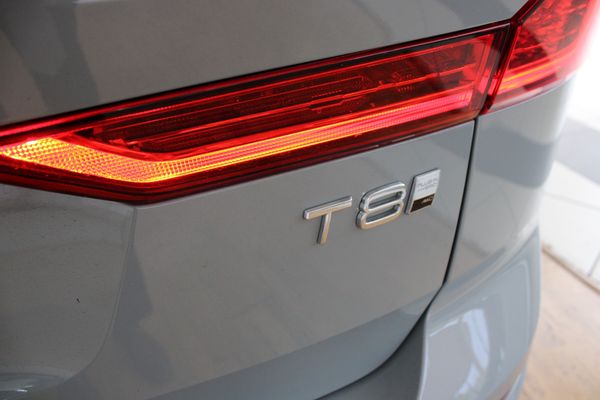 2025-Volvo-XC60-T8-Twin-Engine-Ultimate-Dark-AWD image:9