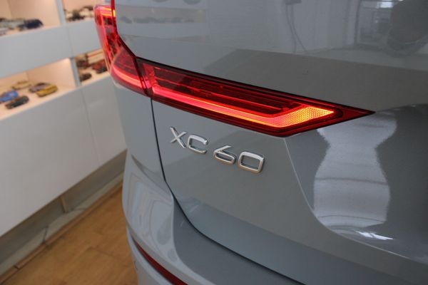 2025-Volvo-XC60-T8-Twin-Engine-Ultimate-Dark-AWD image:10