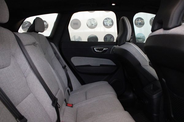 2025-Volvo-XC60-T8-Twin-Engine-Ultimate-Dark-AWD image:11