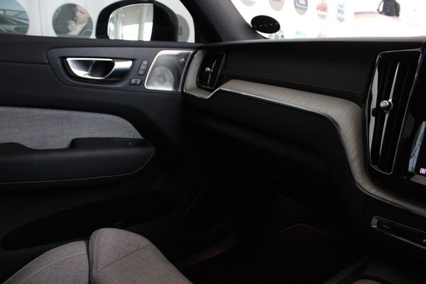 2025-Volvo-XC60-T8-Twin-Engine-Ultimate-Dark-AWD image:12