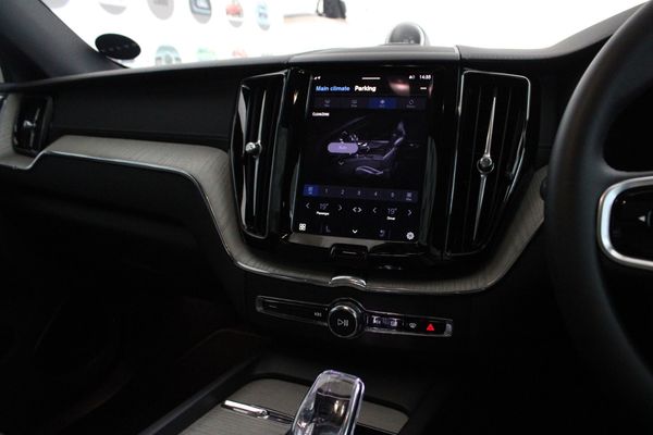 2025-Volvo-XC60-T8-Twin-Engine-Ultimate-Dark-AWD image:13