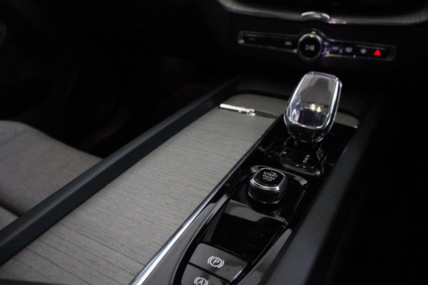 2025-Volvo-XC60-T8-Twin-Engine-Ultimate-Dark-AWD image:15