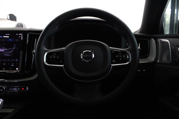 2025-Volvo-XC60-T8-Twin-Engine-Ultimate-Dark-AWD image:17