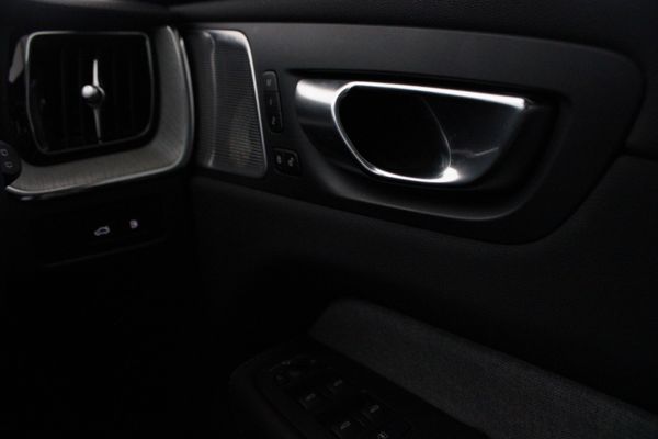 2025-Volvo-XC60-T8-Twin-Engine-Ultimate-Dark-AWD image:18