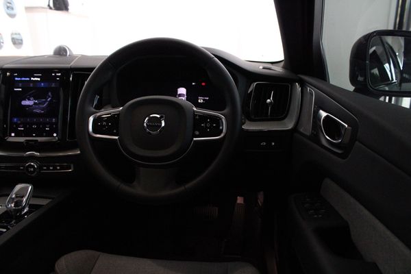 2025-Volvo-XC60-T8-Twin-Engine-Ultimate-Dark-AWD image:20