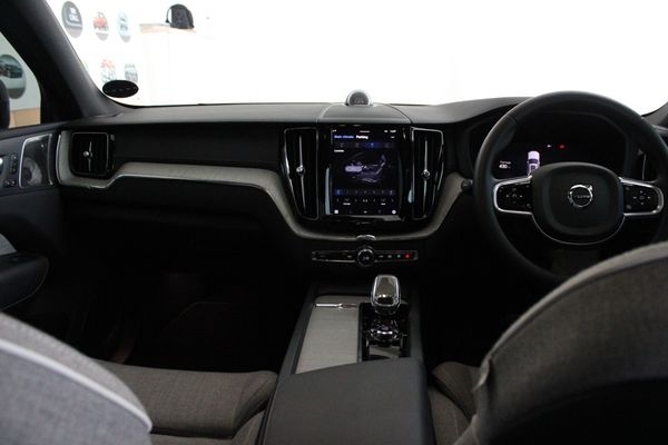 2025-Volvo-XC60-T8-Twin-Engine-Ultimate-Dark-AWD image:21