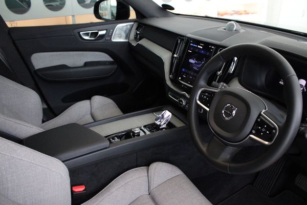 2025-Volvo-XC60-T8-Twin-Engine-Ultimate-Dark-AWD image:5