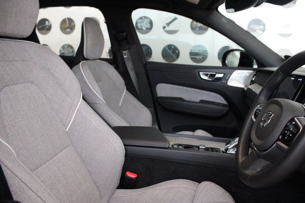 2025-Volvo-XC60-T8-Twin-Engine-Ultimate-Dark-AWD image:6