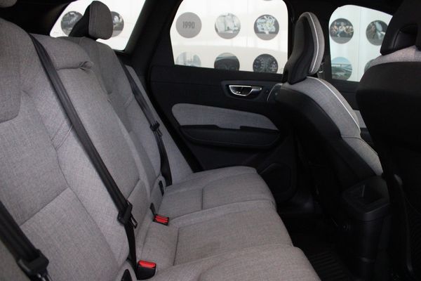 2025-Volvo-XC60-T8-Twin-Engine-Ultimate-Dark-AWD image:7