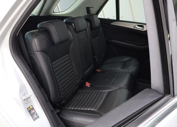 2017-Mercedes-Benz-GLE-350d-4Matic image:13
