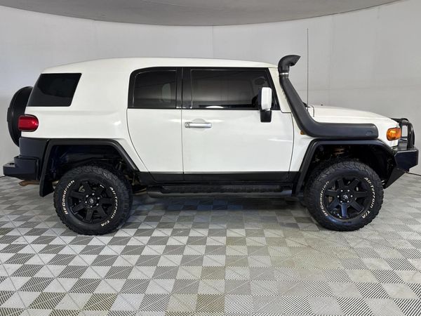 2017-Toyota-FJ-Cruiser-40-V6 image:15
