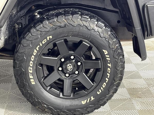 2017-Toyota-FJ-Cruiser-40-V6 image:5