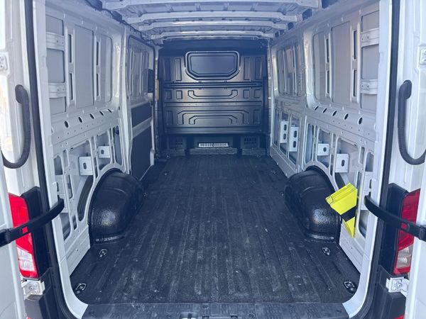 2026-Volkswagen-Crafter-35-20-TDI-MWB-Auto-Panel-Van image:8