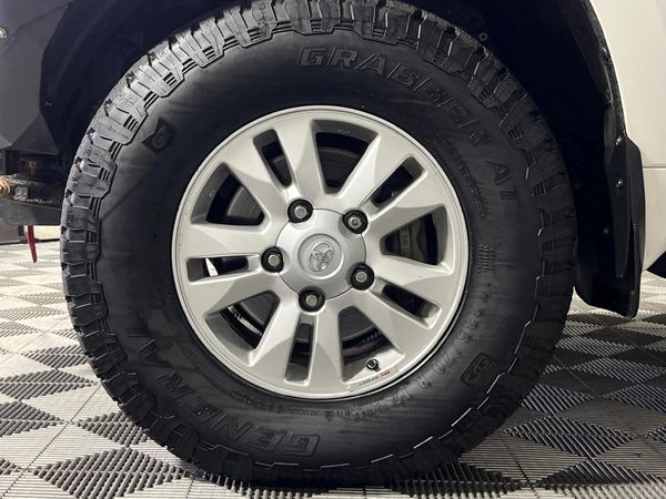 2015-Toyota-Land-Cruiser-200-45-D-V8-VX-Auto image:3