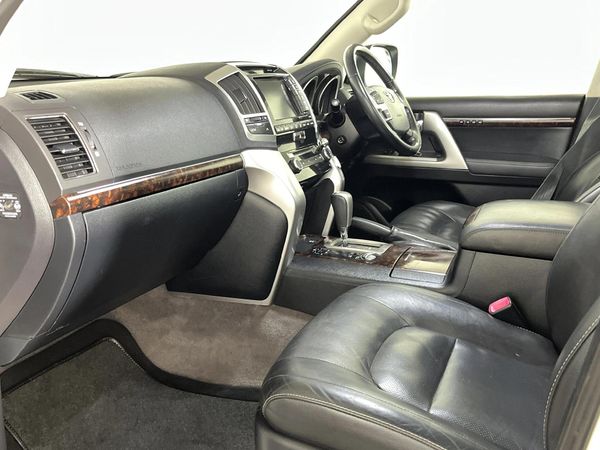 2015-Toyota-Land-Cruiser-200-45-D-V8-VX-Auto image:7