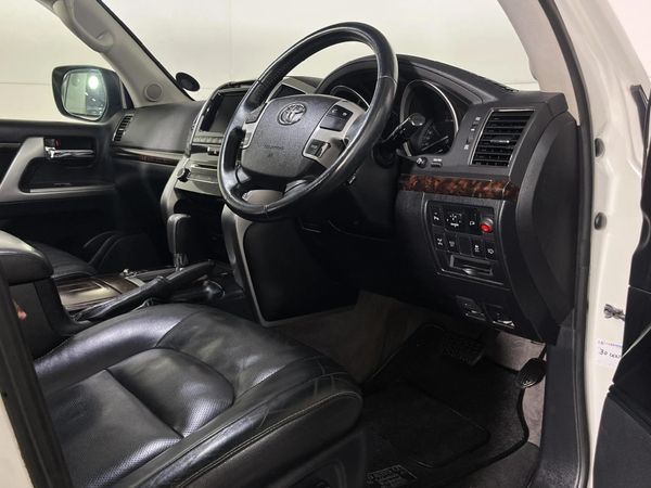 2015-Toyota-Land-Cruiser-200-45-D-V8-VX-Auto image:8