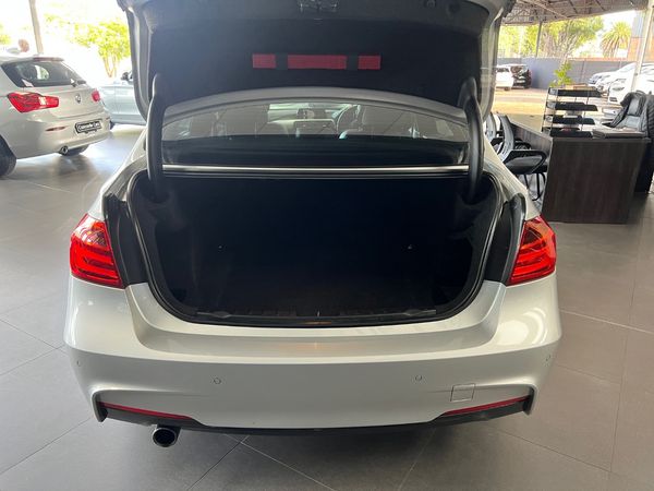 2014-BMW-3-Series-320i-M-Sport-Auto image:4