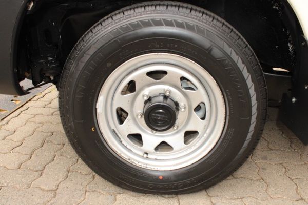 2015-Nissan-NP300-25-TDi-LWB-Single-Cab image:9