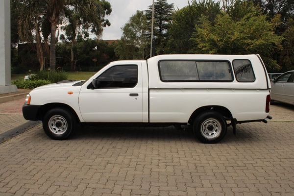 2015-Nissan-NP300-25-TDi-LWB-Single-Cab image:3