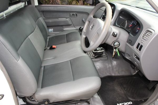 2015-Nissan-NP300-25-TDi-LWB-Single-Cab image:5