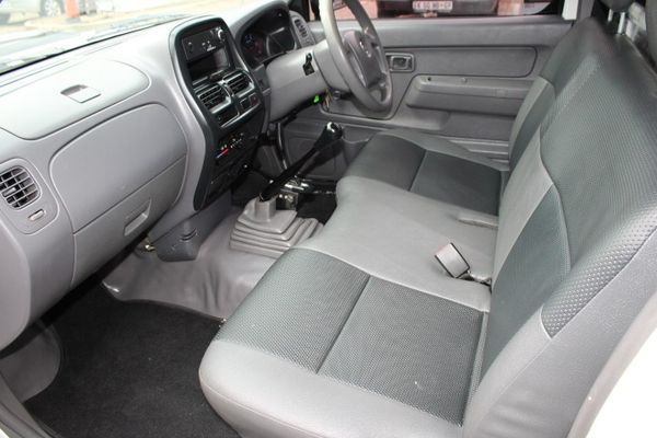 2015-Nissan-NP300-25-TDi-LWB-Single-Cab image:6