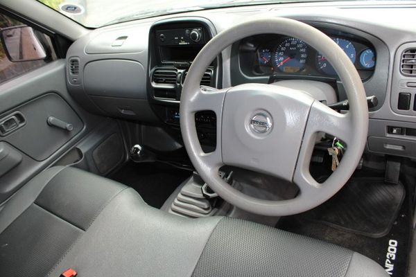 2015-Nissan-NP300-25-TDi-LWB-Single-Cab image:7