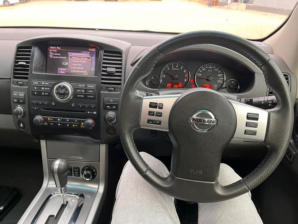 2013-Nissan-Pathfinder-40-V6-LE-Auto image:14