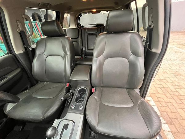 2013-Nissan-Pathfinder-40-V6-LE-Auto image:17