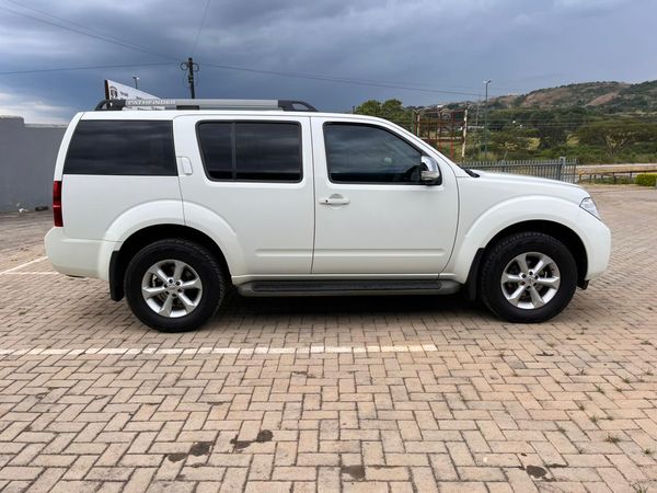 2013-Nissan-Pathfinder-40-V6-LE-Auto image:3