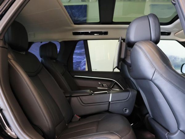 2023-Land-Rover-Range-Rover-44-First-Edition image:9