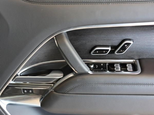 2023-Land-Rover-Range-Rover-44-First-Edition image:30